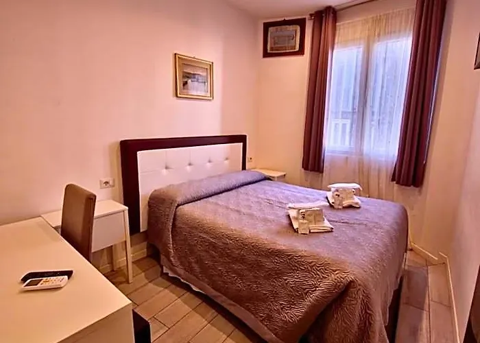 Azzurra מלון 2*